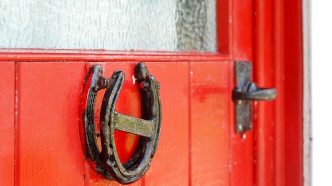 Horseshoe-Red-Door