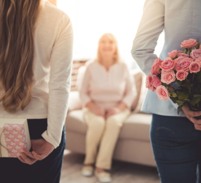 Mothers-Dasy-Gift-and-flowers
